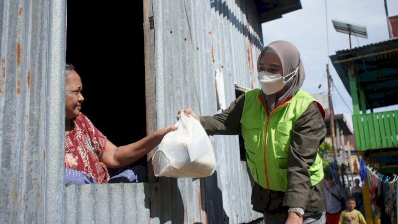 Andi Nirawati (kanan) saat berbagi kepada warga yang terdampak pandemi Covid-19 di Pangkep beberapa waktu lalu.