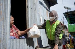 Gagal di Pilkada Pangkep, Mantan Anggota DPRD Sulsel Andi Nirawati Terus Berbagi Rezeki