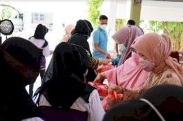 Ketua Tim Penggerak PKK Barru Salurkan Paket Sembako kepada Pengojek, Pebecak, dan Cleaning Service