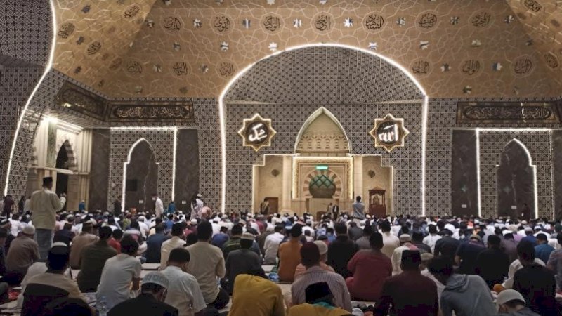 Seramai Salat Jumat, Jemaah Salat Lail Malam Ke-27 Ramadan di Masjid Raya Makassar Membeludak