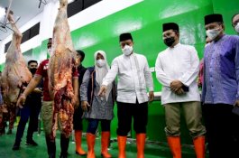 Tinjau RPH Bareng Wali Kota, Plt Gubernur Sulsel: Stok Aman, Jangan Ada Permaiman Harga