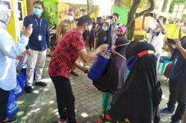 WOM Finance Bagi Bingkisan Ramadan untuk Janda dan Kaum Duafa