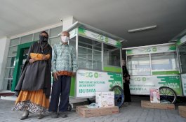 Pegadaian dan Inisiatif Zakat Indonesia Serahkan Bantuan 3 Gerobak untuk Pengusaha Kecil