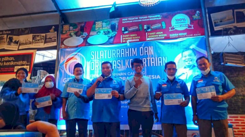 DPC Gelora Tamalanrea Serahkan E-KTA untuk Anggota Baru