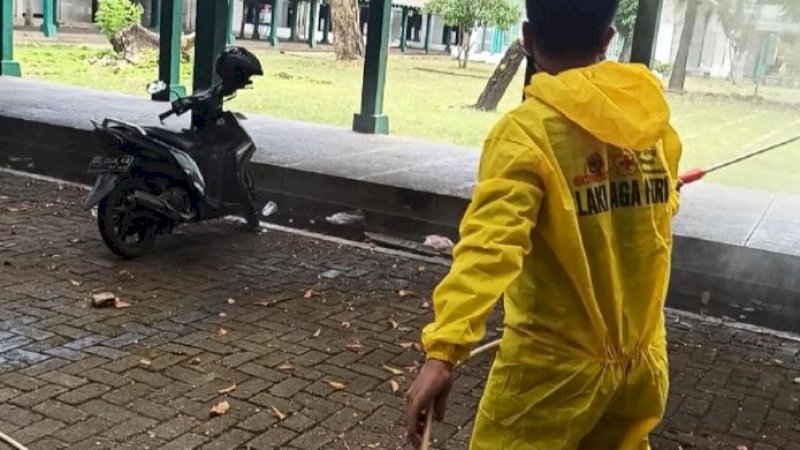 Penyemprotan disinfektan di seluruh area Masjid Al Markaz Al Islami Makassar, Selasa (11/5/2021). (FOTO: USMAN PALA/RAKYATKU.COM)