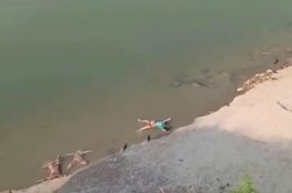 Kehabisan Kayu Bakar, 4.000 Jenazah COVID-19 Mengambang di Sungai Gangga