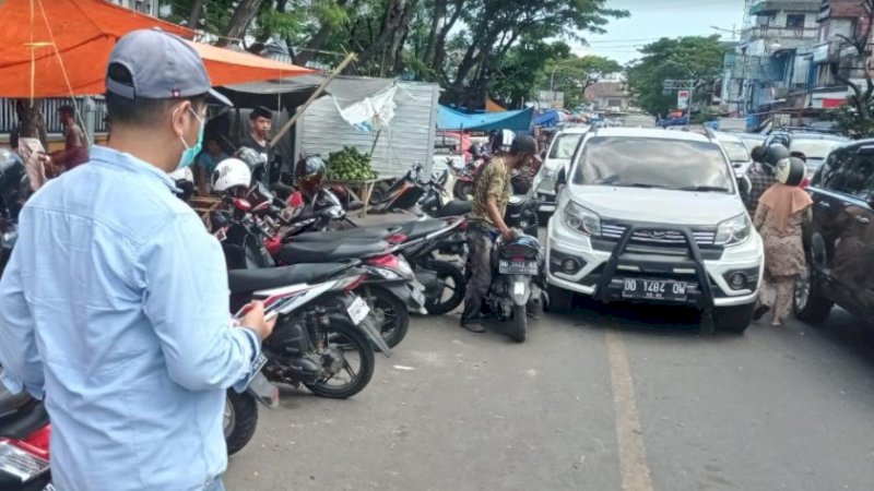 Direktur PD Pasar Raya Makassar, Saharuddin Ridwan saat meninjau lokasi kemacetan di Pasar Pabaeng-baeng, Jalan Sultan Alauddin, Makassar, Rabu (13/5/2021).