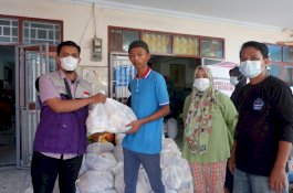 Baitulmaal Muamalat Sulsel dan Pengurus Masjid Babussa’adah Bantu Korban Kebakaran Tinumbu