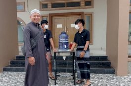 Satgas Covid-19 dan Pemuda Patondonsalu Sterilisasi 6 Masjid untuk Digunakan Salat Idulfitri