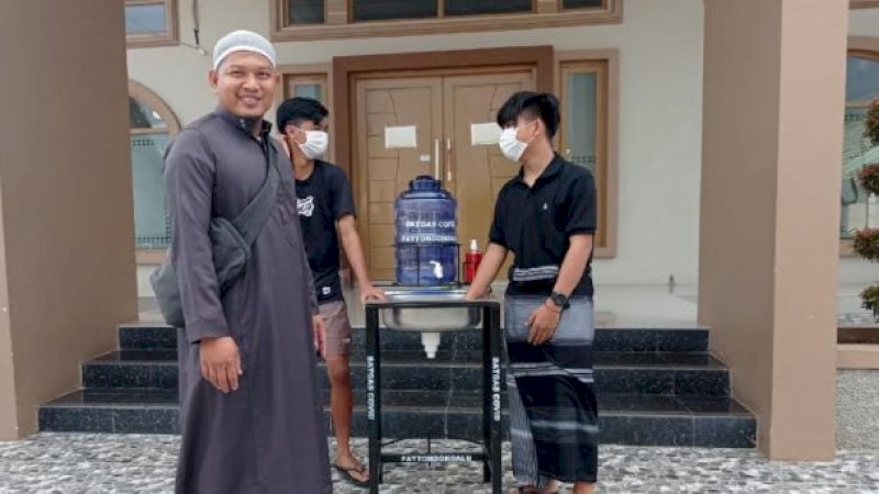 Satgas Covid-19 dan Pemuda Patondonsalu Sterilisasi 6 Masjid untuk Digunakan Salat Idulfitri