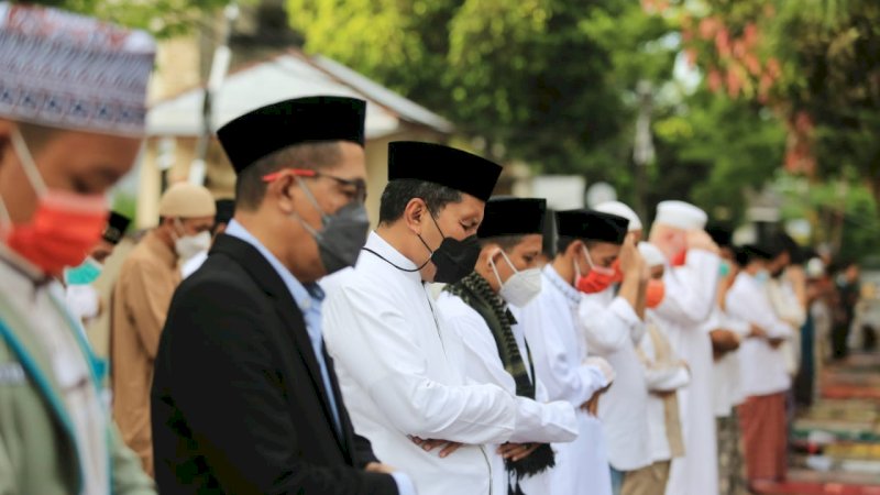 Tangis Wali Kota Makassar Pecah, Halalbihalal Langsung Digelar Usai Salat dengan Salam Namaste