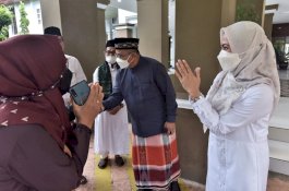 Terapkan Prokes Ketat, Bupati dan Wakil Bupati Salat Idulfitri di Halaman Kantor Pemda