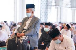Selama Ramadan, AGH Sanusi Baco Tidak Pernah Absen Salat Tarawih dan Subuh di Masjid Raya