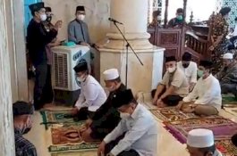 Jusuf Kalla Ikut Salati Jenazah AGH Sanusi Baco di Masjid Raya