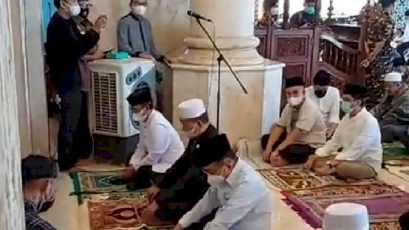 Jusuf Kalla Ikut Salati Jenazah AGH Sanusi Baco di Masjid Raya