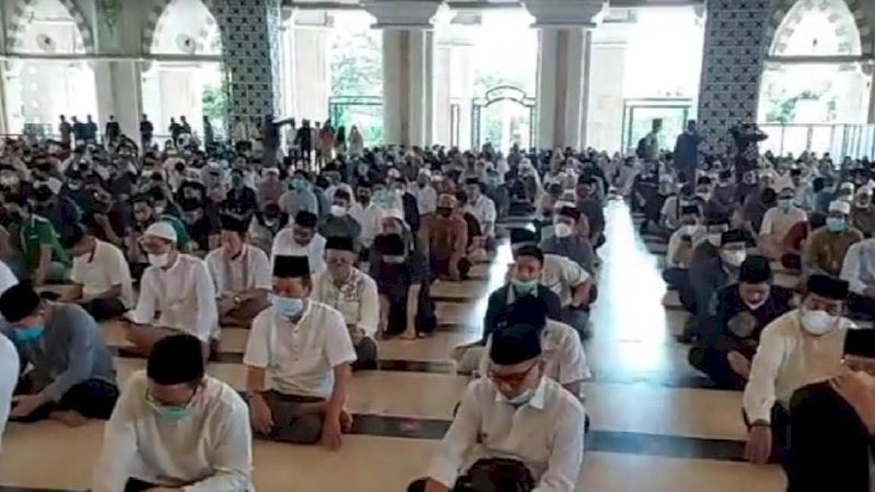 Ribuan Jemaah Salati Jenazah AGH Sanusi Baco di Masjid Raya