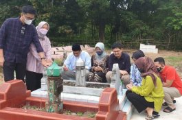 Jadi Pengingat Kematian, Bupati Barru Boyong Anak Cucu Ziarahi Makam Orang Tua dan Mertua