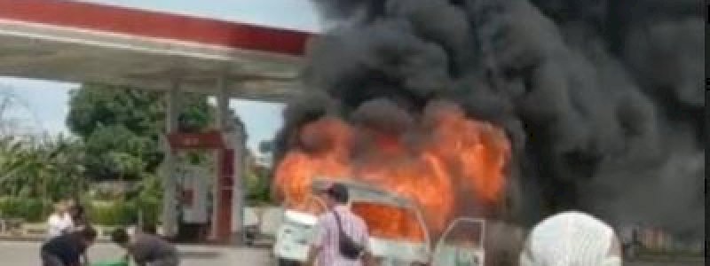 Mobil Terbakar di Depan SPBU Pao-Pao Barru