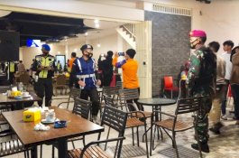 Yonmarhanlan VI Terjunkan Prajurit Bantu Urai Kerumunan Massa di Kota Makassar