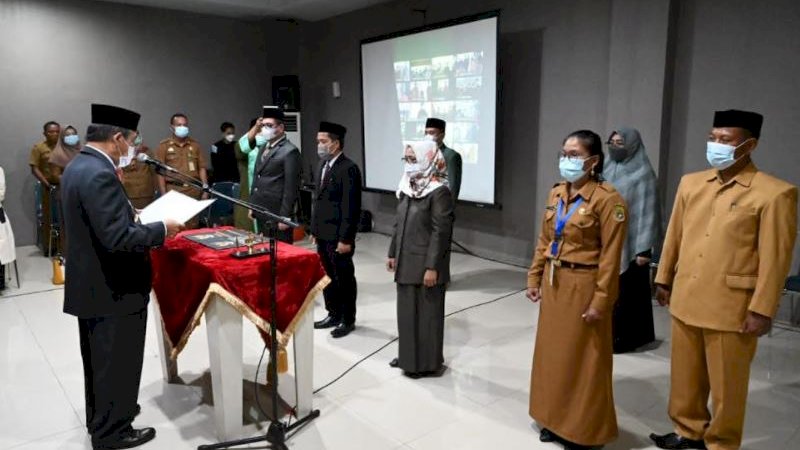 Pelantikan dan pengambilan sumpah berlangsung di Ruang Rapat Lantai III Kantor Bupati Sidrap, , Selasa (18/5/2021). 