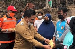 Wakil Bupati Enrekang Serahkan Bantuan untuk Korban Kebakaran di Desa Potokkulin