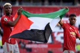 Paul Pogba dan Amad Diallo Kibarkan Bendera Palestina di Stadion Old Trafford