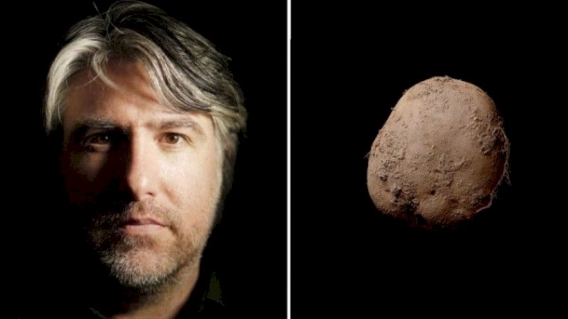 Kevin Abosch bersama foto kentang miliknya. | nextshark.com