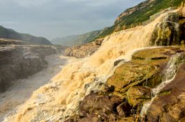 Indahnya Air Terjun 'Emas' di China