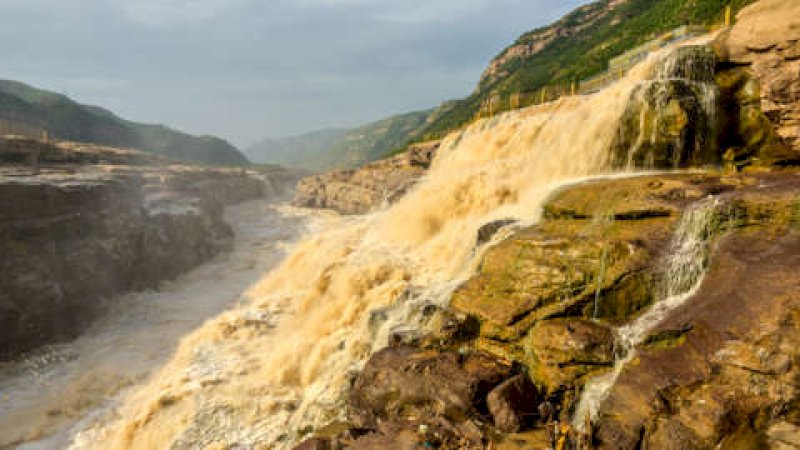 Indahnya Air Terjun 'Emas' di China