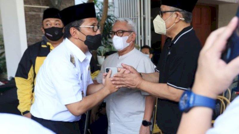 Wali Kota Makassar, Mohammad Ramdhan Pomanto (kiri) bersalaman dengan M Roem saat berara di rumah duka, Kompleks IDI, Rabu (19/5/2021).