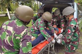 Personel Diskes Lantamal VI Sigap Beri Pertolongan kepada Korban Gawat Darurat di Latfungkes