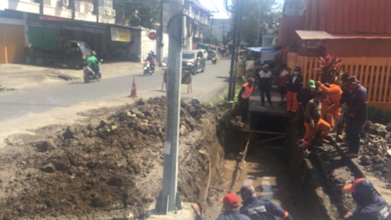 Satgas Jalan Dinas PU Makassar membenahi pelintas jalan, Rabu,  (18/5).
