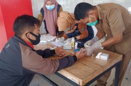 Petugas Kesehatan Lakukan Tes Urine Narkoba di Pos Penyekatan Bantaeng