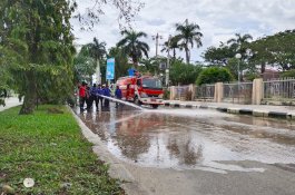 Mobil Damkar Luwu Utara Diterjunkan Bersih-bersih Ruas Jalan Kota Masamba
