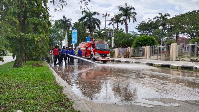 Mobil Damkar Luwu Utara Diterjunkan Bersih-bersih Ruas Jalan Kota Masamba 