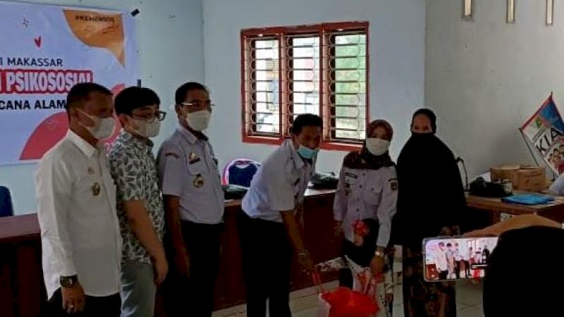 Penyerahan bantuan berlangsung di Kantor Camat Dua Pitue, Kamis (20/5/2021).