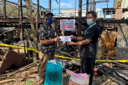 Peduli dengan Korban Kebakaran di Palampang Pangkep, PT Semen Tonasa Salurkan Bantuan