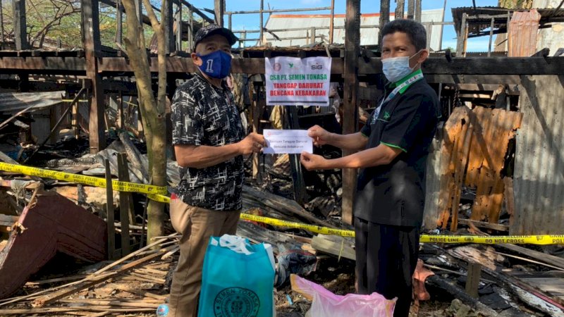 Pihak PT Semen Tonasa serahkan bantuan kepada korban kebakaran di kampung palampang pankep, (18/5/2021)
