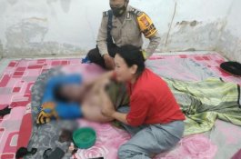 Hendak Dibangunkan Ibu Salat Jumat, Pemuda Pakai Earphone sambil Recharge HP Ternyata Sudah Meninggal