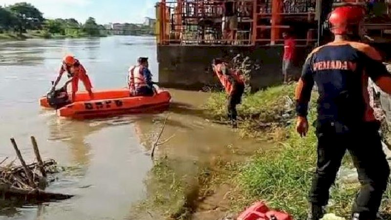 Tim Reaksi Cepat (TRC) Badan Penanggulangan Bencana Daerah (BPBD) Kabupaten Wajo terjun ke lokasi melakukan pencarian.