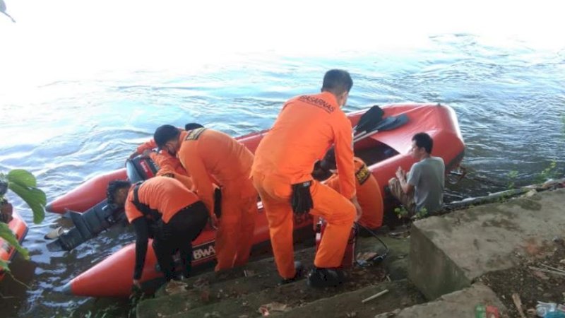 Tim yang dikerahkan berbekal peralatan standar SAR, seperti perahu karet dan alat penyelam. 