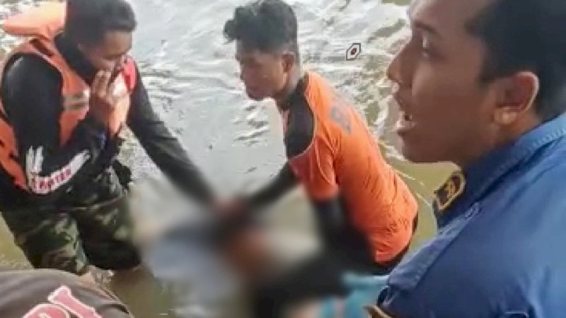Evakuasi korban tenggelam di Sungai Walanae, Kabupaten Wajo, Sabtu (22/5/2021). 