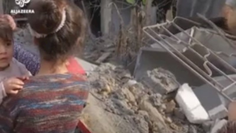 Warga memandangi rumahnya yang tinggal puing-puing pasca gencatan senjata. 