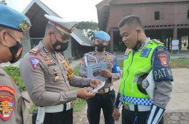 Kasi Propam Sidak Penampilan Personel Sat Lantas Polres Gowa