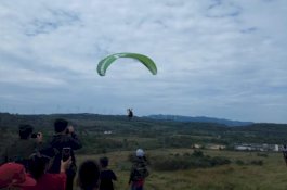 Bupati Dollah Mando Perkenalkan Wisata Paralayang di Sidrap