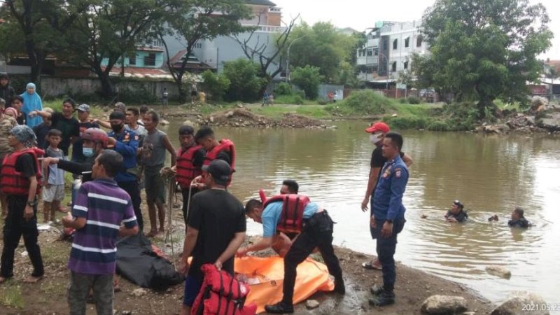 Proses evakuasi korban tenggelam di kubangan bekas galian Stadion Mattoanging, Minggu (23/4/2021).