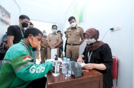 Giliran Driver Grab Divaksin Covid-19 di Gowa