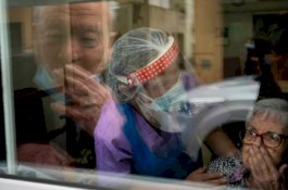 Terpisah karena Pandemi, Inilah Kisah Cinta Lewat Jendela 2 Lansia di Spanyol