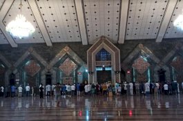 Ratusan Jemaah Khusyuk Ikuti Salat Gerhana Bulan di Masjid Al Markaz Makassar