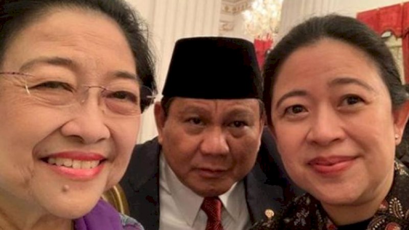 Megawati dan Puan Maharani mengapit Prabowo Subianto.